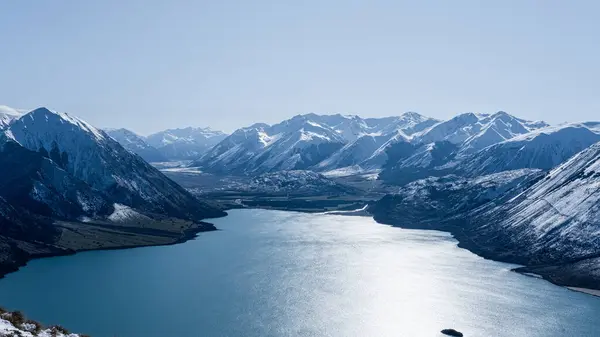 Coleridge Gölü yakınlarındaki dağlar karla kaplı, Peak Hill, Yeni Zelanda manzaralı.