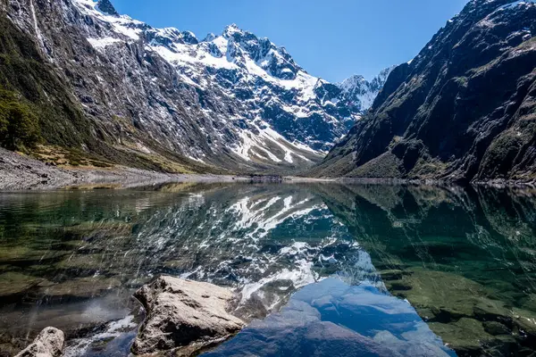 Marian Gölü, Yeni Zelanda 'da dağların sudaki yansıması