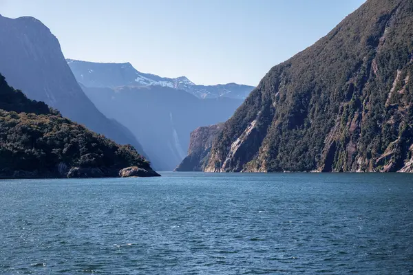 Dale Point, Milford Sound, Yeni Zelanda girişi