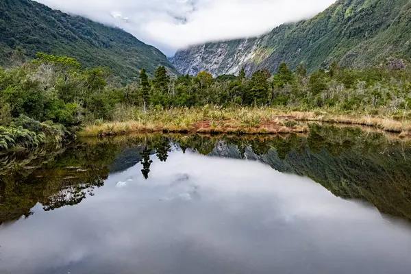Roberts yolu, Franz Josef buzulu, Yeni Zelanda 'daki dağların yansıması.