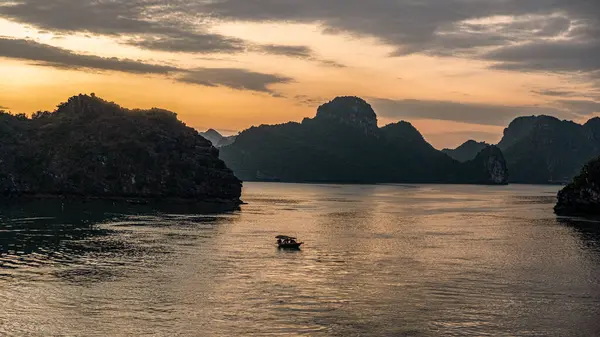 Şafak vakti Vietnam, Ha Long Körfezi 'nde balıkçı teknesi.