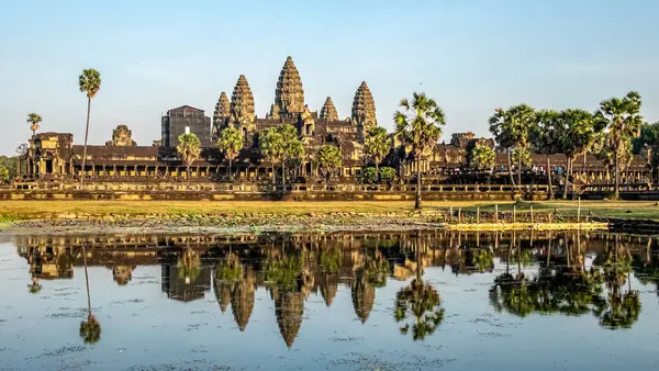 Sudaki Angkor Wat yansıması, Siem Reap, Kamboçya