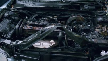 Yanmış Araba Motor Bölümü - Araç Yangını Sonrası - Hasar ve Hasar Detayları