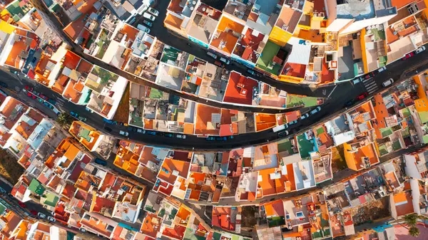 Baş döndürücü bir yukarıdan aşağıya bakış açısı, İspanya 'nın Las Palmas de Gran Canaria kentinin yoğun bir mahallesinde renkli çatıların ve dolambaçlı sokakların canlı mozaiğini ortaya çıkarıyor..