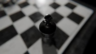 Siyah satranç kralına odaklanarak, bu video stratejik derinliği ve mücadeleyi vurguluyor. Beyaz parçalar odak dışı, merkezi parçaların üstünlüğünü vurguluyorlar.