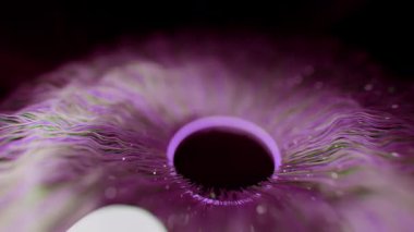 Büyüleyici soyut göz hareketleri dinamik mor ve yeşil dokular, karanlık merkezi bir göz bebeği, ve parıldayan ışık parçacıkları, derin bir gizem hissi uyandırıyor..