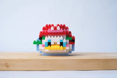 Parlak arkaplanda plastik oyuncak blokları