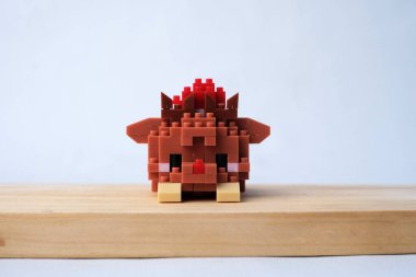 Parlak arkaplanda plastik oyuncak blokları