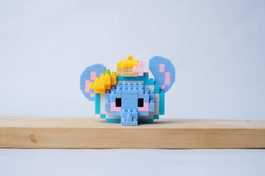 Parlak arkaplanda plastik oyuncak blokları