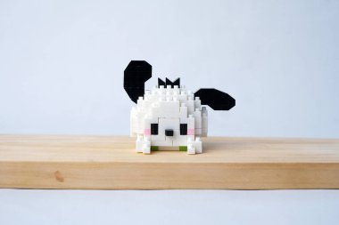 Parlak arkaplanda plastik oyuncak blokları