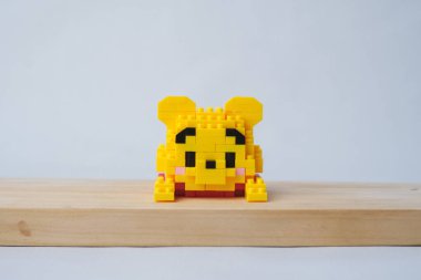 Parlak arkaplanda plastik oyuncak blokları