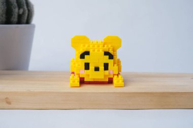 Parlak arkaplanda plastik oyuncak blokları