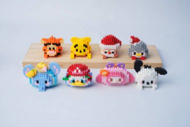 Parlak arkaplanda plastik oyuncak blokları