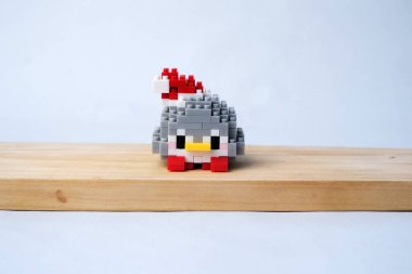 Parlak arkaplanda plastik oyuncak blokları