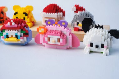 Parlak arkaplanda plastik oyuncak blokları