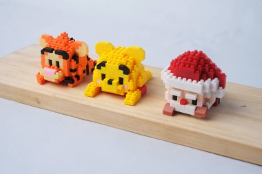 Parlak arkaplanda plastik oyuncak blokları