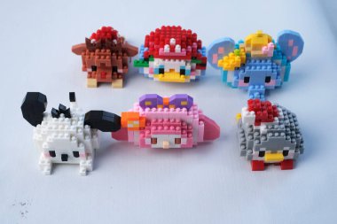 Parlak arkaplanda plastik oyuncak blokları