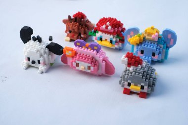 Parlak arkaplanda plastik oyuncak blokları