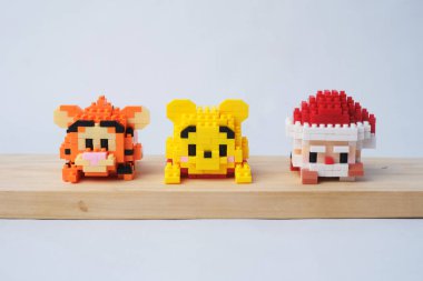 Parlak arkaplanda plastik oyuncak blokları