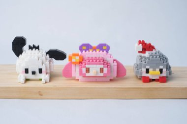 Parlak arkaplanda plastik oyuncak blokları