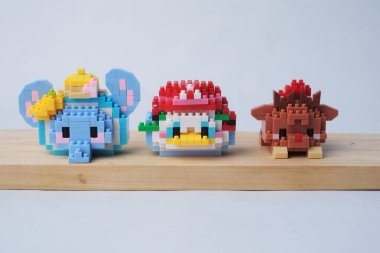 Parlak arkaplanda plastik oyuncak blokları