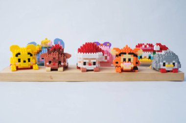 Parlak arkaplanda plastik oyuncak blokları