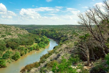 Colorado Bend State Park 'taki zirveden Teksas Tepesi ve Colorado Nehri manzaralı bir manzaraya sahiptir. Fotoğraf bulutlu bir günde çekildi.
