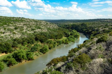 Colorado Bend State Park 'taki zirveden Teksas Tepesi ve Colorado Nehri manzaralı bir manzaraya sahiptir. Fotoğraf bulutlu bir günde çekildi.