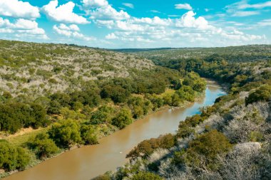 Colorado Bend State Park 'taki zirveden Teksas Tepesi ve Colorado Nehri manzaralı bir manzaraya sahiptir. Fotoğraf bulutlu bir günde çekildi.