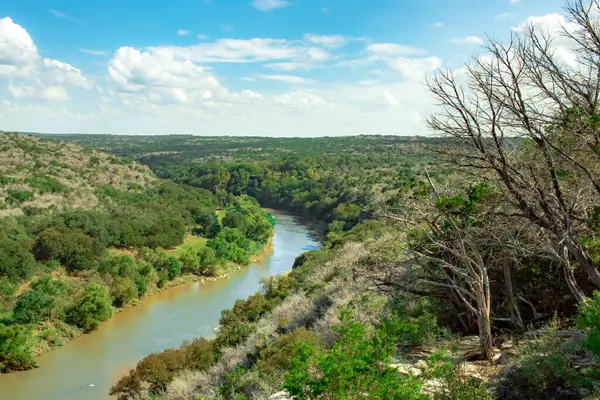 Colorado Bend State Park 'taki zirveden Teksas Tepesi ve Colorado Nehri manzaralı bir manzaraya sahiptir. Fotoğraf bulutlu bir günde çekildi.