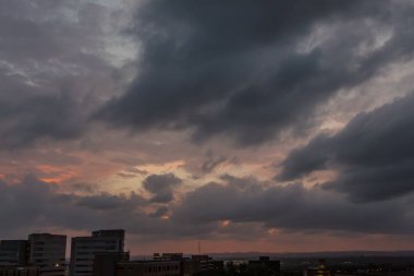 Dramatik fırtına bulutları ve pembe günbatımı. Fotoğraf, San Antonio Teksas 'ta alacakaranlıkta bir yağmur fırtınasından önce çekildi.