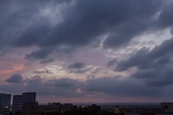 Dramatik fırtına bulutları ve pembe günbatımı. Fotoğraf, San Antonio Teksas 'ta alacakaranlıkta bir yağmur fırtınasından önce çekildi.