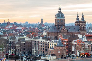 Amsterdam şehrinin gökyüzü binaları dramatik bir altın gün batımı sırasında. Fotoğraf akşamleyin Amsterdam Hollanda 'da çekildi.