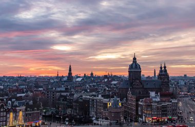 Amsterdam City gökdelenleri dramatik pembe bir günbatımında. Fotoğraf akşamleyin Amsterdam Hollanda 'da çekildi.