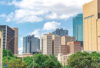 Fort Worth Texas şehrinin şehir merkezindeki binalar ve ağaçlar ufuk çizgisi. Fotoğraf parçalı bulutlu bir günde Fort Worth Texas 'ta çekildi.
