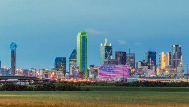 Renkli Dallas şehir merkezi Teksas gökyüzü bulutlu mavi bir akşamda