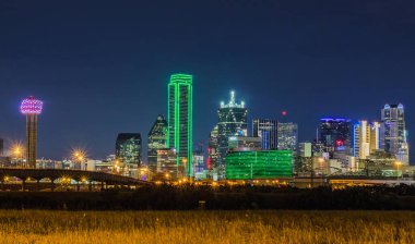 Dallas 'ın merkezindeki renkli gökdelenler. Fotoğraf akşam karanlığında çekildi.