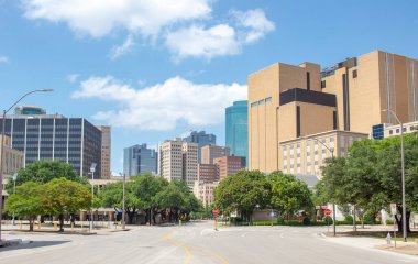 Fort Worth Texas şehrinin şehir merkezindeki binalar ve ağaçlar ufuk çizgisi. Fotoğraf parçalı bulutlu bir günde Fort Worth Texas 'ta çekildi.