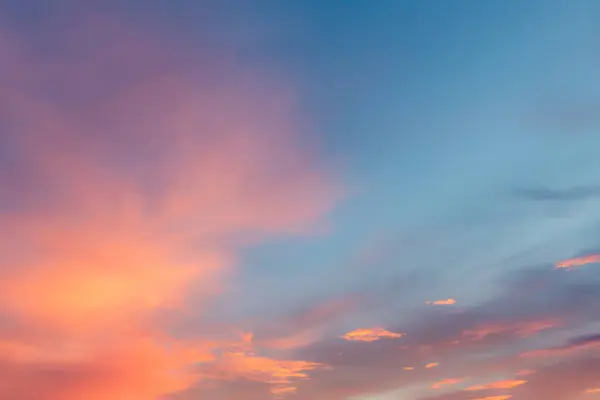 Pembe ve turuncu dramatik ve renkli gökyüzü. Fotoğraf alacakaranlıkta San Antonio Teksas 'ta gün batımında çekildi.