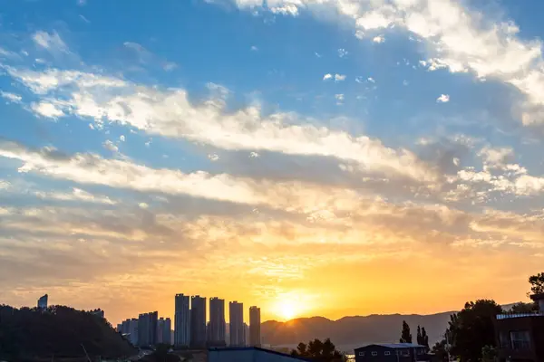 Manzaralı ufukta dramatik altın gün batımı. Fotoğraf, Daegu Güney Kore 'de altın saat sırasında çekildi.