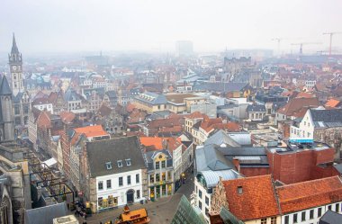 Bulutlu bir günde Gent Belçika Flanders 'ın gökyüzü ve ortaçağ mimarisi