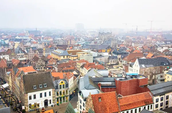 Bulutlu bir günde Gent Belçika Flanders 'ın gökyüzü ve ortaçağ mimarisi