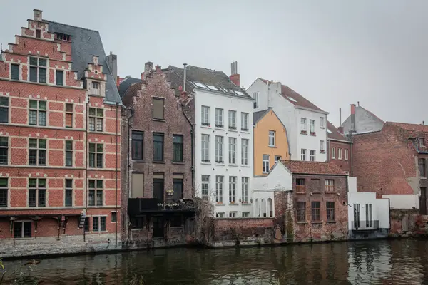 Gent Belçika 'da bir kanal boyunca geleneksel tuğla ve taş mimari binalar. Fotoğraf bulutlu bir günde çekildi.