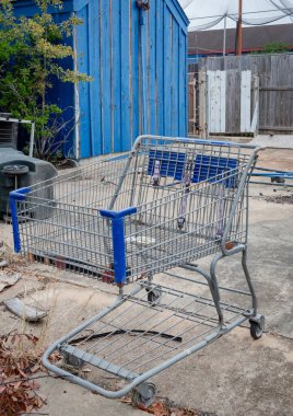 Houston Teksas 'ta terk edilmiş bir lunaparkta eski bir metal alışveriş arabası.