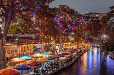 San Antonio Nehir Yolu, San Antonio Teksas 'ta bir bayram akşamı renkli Noel ışıkları ve ışık yollarıyla aydınlandı.