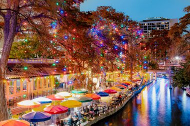 San Antonio Nehir Yolu, San Antonio Teksas 'ta bir bayram akşamı renkli Noel ışıkları ve ışık yollarıyla aydınlandı.