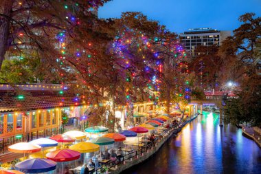 San Antonio Nehir Yolu, San Antonio Teksas 'ta bir bayram akşamı renkli Noel ışıkları ve ışık yollarıyla aydınlandı.