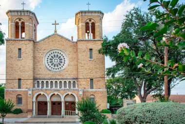 St. Patrick Katolik Kilisesi tuğlalı katedral binası. Bina yeşil ağaçlarla çevrili. Fotoğraf San Antonio Teksas 'ta çekildi.