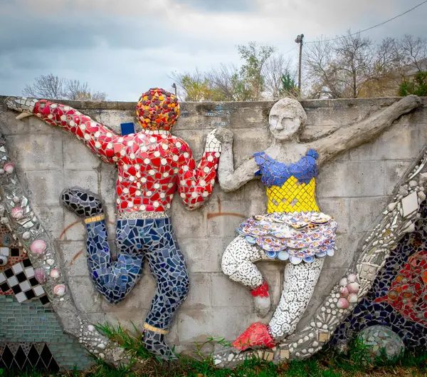 Houston Teksas 'taki Smither Park' ta dans eden bir mozaik heykel.