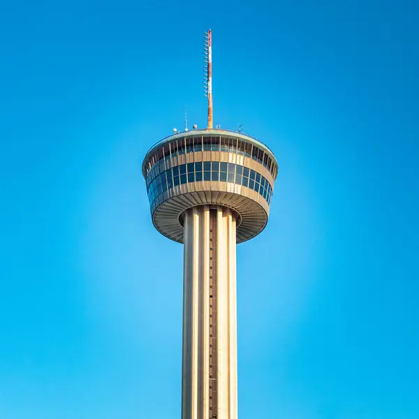 San Antonio City Skyline Tower of America Hemisfair Gözlemevi Kulesi. Arkaplan parlak mavi bir gökyüzü